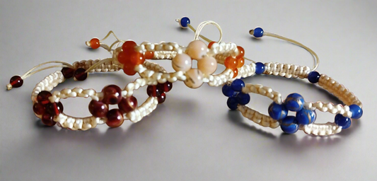 Pulseira macramé com pérolas
